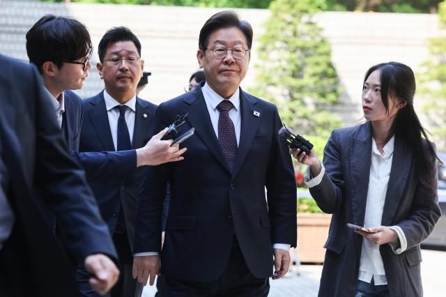 더불어민주당 이재명 대선 후보가 4월 29일 서울 서초구 서울중앙지방법원에서 열린 대장동 배임-성남FC 뇌물 1심 속행 공판에 출석하고 있다 사진연합뉴스