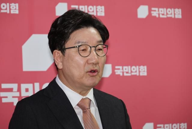 권성동 국민의힘 원내대표가 1일 서울 여의도 국회에서 더불어민주당 이재명 대선후보의 공직선거법 위반 혐의 사건에 관한 대법원 상고심 선고 후 브리핑하고 있다 사진연합뉴스