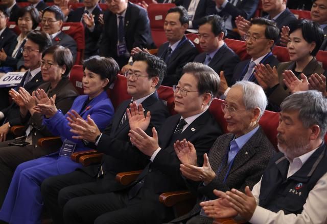 4월 30일 서울 여의도 국회 의원회관에서 열린 더불어민주당 제21대 대통령선거 진짜 대한민국 중앙선거대책위원회 출범식에서 이재명 대선 후보 윤여준·박찬대 상임 총괄선대위원장 등 참석자들이 박수를 치고 있다 사진연합뉴스