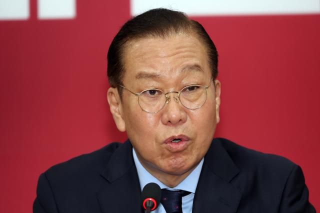 권영세 국민의힘 비상대책위원장이 1일 서울 여의도 국회에서 공직선거법 위반 혐의로 기소된 이재명 더불어민주당 대선 후보에게 무죄를 선고한 2심 판결이 대법원에서 유죄 취지로 파기 환송된 것과 관련해 기자회견을 하고 있다 사진연합뉴스