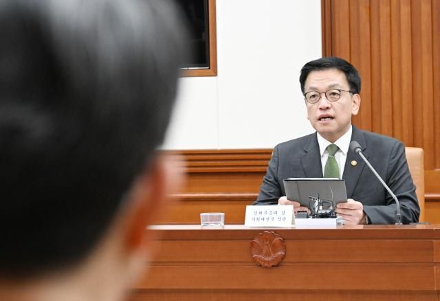 최상목 부총리 겸 기획재정부 장관이 1일 정부서울청사에서 열린 경제관계장관회의 겸 산업경쟁력강화 관계장관회의에서 모두발언을 하고 있다 사진기획재정부