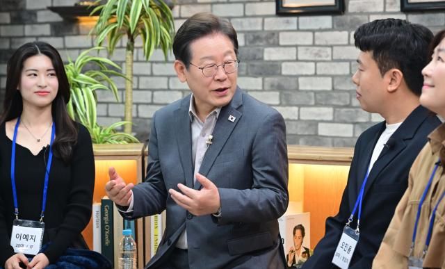 더불어민주당 이재명 대선 후보가 30일 서울 구로구 한 스튜디오에서 열린 슬기로운 퇴근생활 직장인 간담회에 참석해 직장인들의 고충을 듣고서 대화를 나누고 있다사진연합뉴스