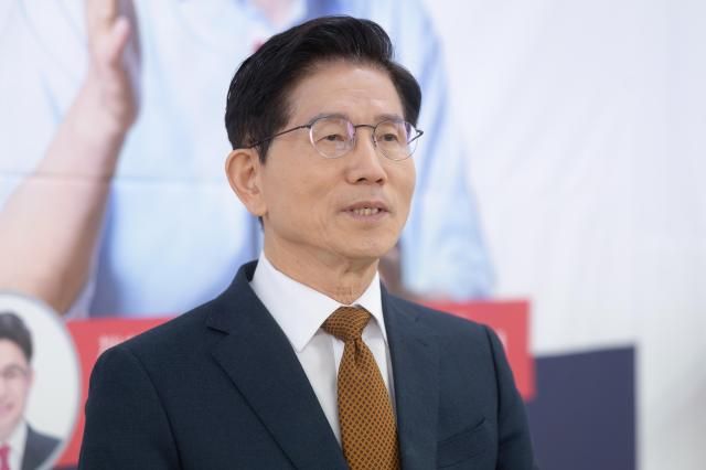 김문수 국민의힘 대선 경선후보가 27일 오후 서울 여의도 대하빌딩 선거캠프 사무실에서 아주경제와 인터뷰를 하고 있다 사진유대길 기자