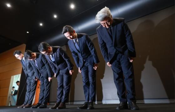 지난 25일 고객 유심 정보 해킹 사고 사과하는 SK텔레콤 임원들 사진연합뉴스