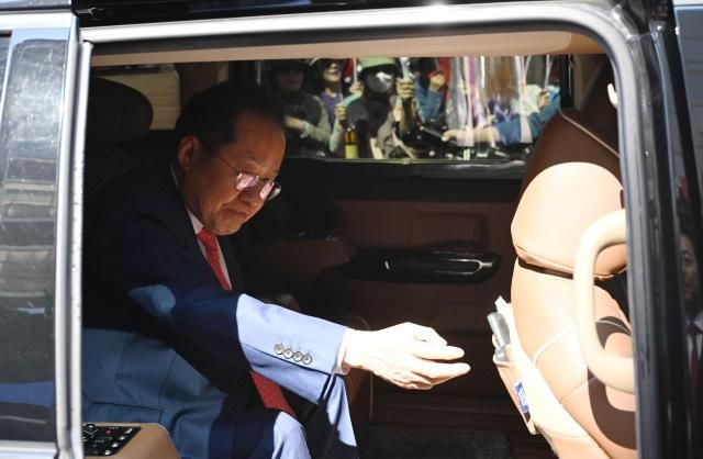 지난달 29일 서울 여의도 국민의힘 당사에서 열린 제21대 대통령 후보자 국민의힘 3차 경선 진출자 발표 행사에서 경선에 탈락 후 정계은퇴 의사를 밝힌 홍준표 후보가 캠프 사무실로 이동하고 있다 사진연합뉴스