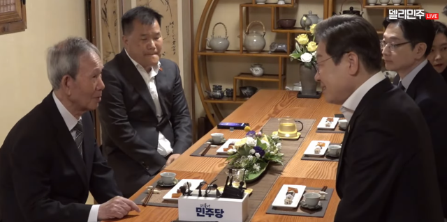 이재명 더불어민주당 대선 후보가 10일 경남 진주 한 찻집에서 김장하 전 남성문화재단 이사장과 차담을 하고 있다 사진델리민주 유튜브 캡처