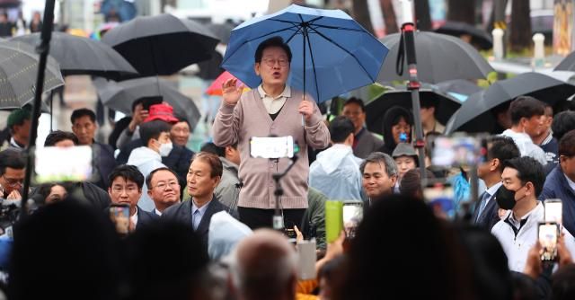 이재명 더불어민주당 대선 후보가 제3차 골목골목 경청투어로 경북지역 방문에 나선 9일 경북 고령군 대가야역사공원 내 대가야정 앞에서 연설을 하고 있다 사진연합뉴스