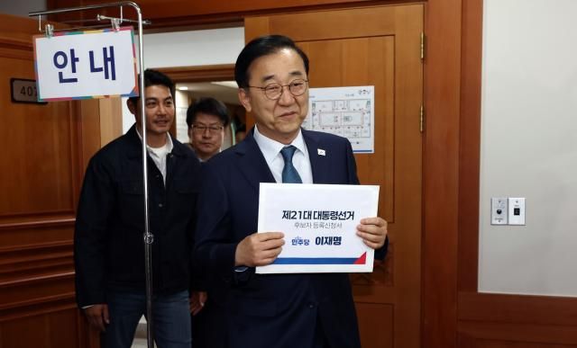 김윤덕 더불어민주당 사무총장과 배우 이관훈씨가 10일 경기 과천시 중앙선거관리위원회에서 이재명 대통령 선거 후보의 제21대 대선 후보 등록을 위해 입장하고 있다 사진연합뉴스