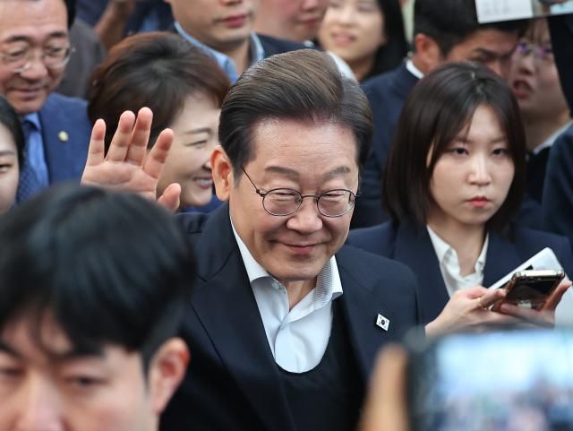 영남 신라벨트 골목골목 경청투어에 나선 이재명 더불어민주당 대선 후보가 10일 경남 의령군 의령전통시장에서 지지자들에게 인사하고 있다 사진연합뉴스