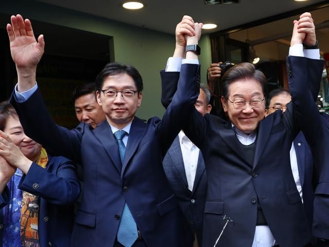 영남 신라벨트 골목골목 경청투어에 나선 더불어민주당 이재명 대선 후보오른쪽가 10일 경남 진주시 대안동 차없는 거리를 찾아 연설하며 김경수 민주당 중앙선거대책위원회 총괄선대위원장과 만세를 하고 있다