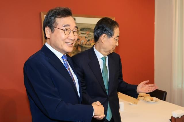 지난 6일 서울 중구 컨퍼런스하우스달개비에서 한덕수 대선 예비후보가 오찬 회동을 위해 이낙연 전 국무총리에게 상석을 안내하고 있다 사진공동취재단