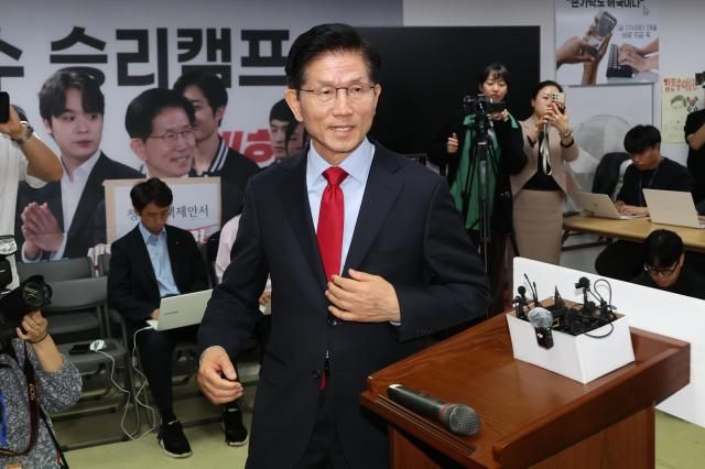 김문수 국민의힘 대선 후보가 10일 서울 여의도 캠프 사무실에서 긴급 기자회견에 나서고 있다 사진연합뉴스 