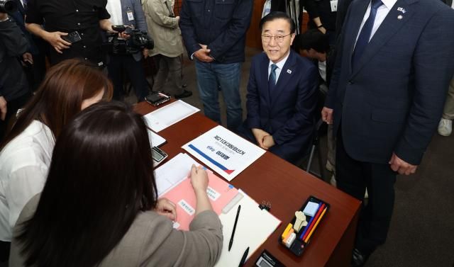 김윤덕 더불어민주당 사무총장이 10일 경기도 과천 중앙선거관리위원회에서 이재명 대선 후보를 대신해 제21대 대통령선거 후보 등록을 하고 있다 사진연합뉴스