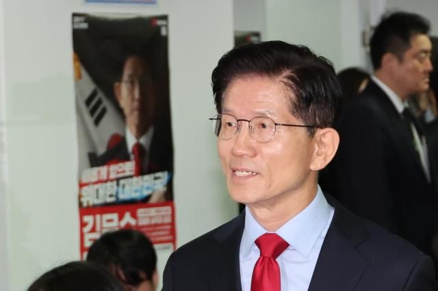 김문수 국민의힘 대선 후보가 10일 서울 여의도 캠프 사무실에서 사상 초유의 대선 후보 교체 강행에 대한 입장을 밝히기 위해 긴급 기자회견에 나서고 있다 연합뉴스