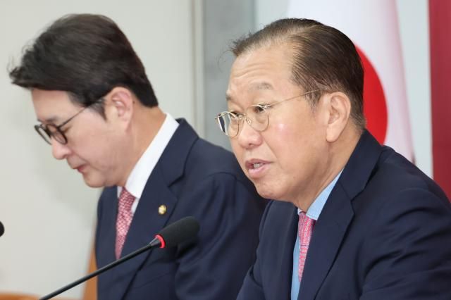 권영세 국민의힘 비상대책위원장이 10일 국회에서 기자회견을 열고 대선 후보 교체에 대한 입장을 밝히고 있다 사진연합뉴스 