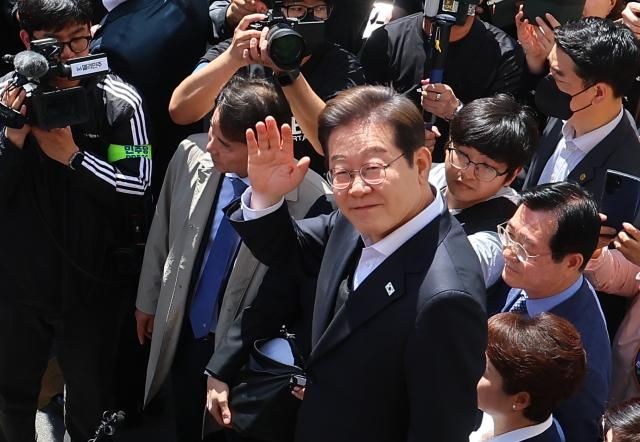 영남 신라벨트 골목골목 경청투어에 나선 이재명 더불어민주당 대선 후보가 10일 경남 창녕군 창녕공설시장을 찾아 지지자들을 향해 손을 흔들며 인사하고 있다 사진연합뉴스