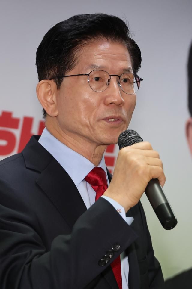 김문수 전 국민의힘 대선 후보가 10일 서울 여의도 캠프 사무실에서 긴급 기자회견을 열어 당 지도부 주도의 대선 후보 교체에 대한 입장을 밝히고 있다 사진연합뉴스 