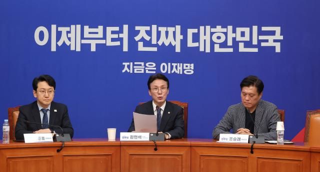 김민석 더불어민주당 상임공동선거대책위원장이 4일 국회에서 열린 기자간담회에서 발언하고 있다 사진연합뉴스