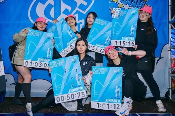 10일 여의도 한강공원에서 열린 나이키 2025 애프터 다크 투어 서울 10K에서 참가자들이 기념 사진을 촬영하고 있다 사진오비맥주