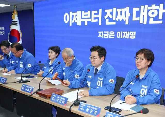 더불어민주당 상임총괄선대위원장인 박찬대 원내대표오른쪽 두 번째가 지난 9일 서울 여의도 민주당 중앙당사에서 열린 중앙선거대책위원회의에서 의사봉을 두드리고 있다 사진연합뉴스