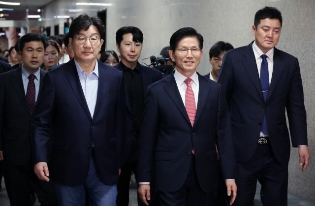 김문수 국민의힘 대선 후보가 11일 서울 여의도 국회에서 열린 의원총회에서 의원들과 기념 촬영을 한 후 권성동 원내대표와 이동하고 있다 사진연합뉴스