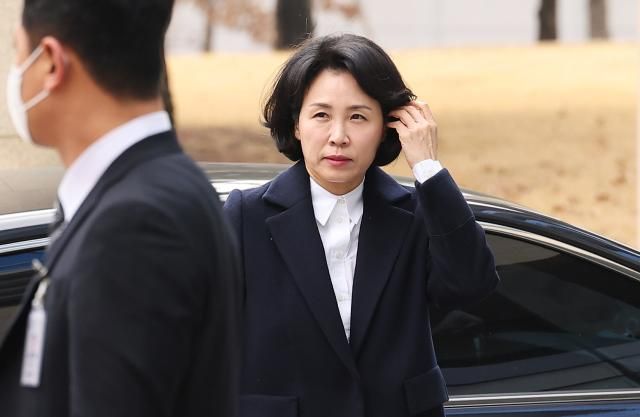 제20대 대선 당내 경선 당시 더불어민주당 전·현직 의원 배우자 등에게 경기도청 법인카드로 식사를 제공한 혐의로 기소돼 1심에서 벌금형을 선고받은 이재명 대선 후보 배우자 김혜경 여사가 지난 3월 18일 경기 수원시 수원고법에서 열린 항소심 첫 공판에 출석하고 있다 사진연합뉴스