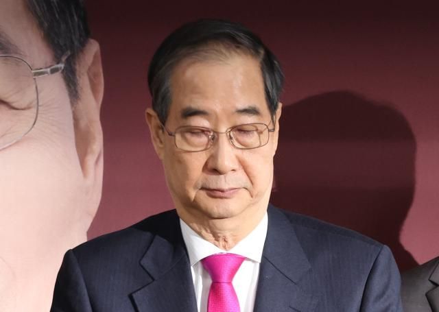 한덕수 전 국무총리가 11일 서울 여의도 캠프 사무실에서 기자회견을 마친 뒤 이동하고 있다 사진연합뉴스