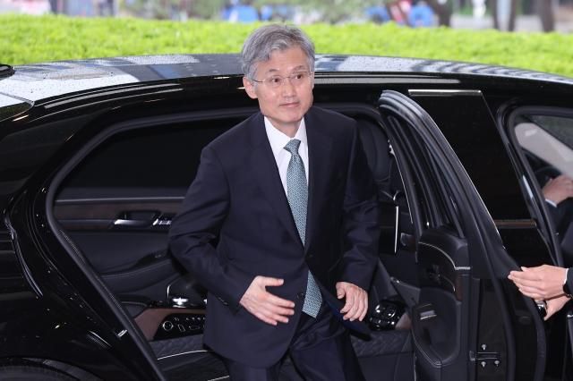 조희대 대법원장이 9일 서울 서초구 대법원으로 출근하고 있다 사진연합뉴스