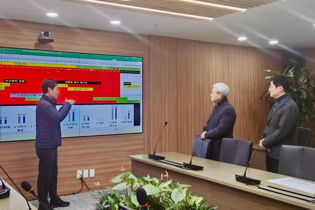 윤희성 한국수출입은행장사진 오른쪽에서 2번째이 설 연휴 중인 26일 여의도 본점에 출근하여 데이터센터 이전을 앞두고 서버와 스토리지 등 주요 장비를 교체 중인 직원들을 격려하였다