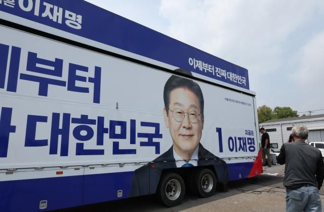 제21대 대통령 선거 후보 등록 마감일인 11일 경기도 양주시 한 차량광고업체에서 관계자들이 더불어민주당 이재명 대선 후보 선거운동 유세차량을 제작·점검하고 있다 사진연합뉴스