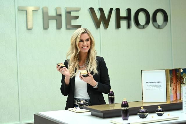 7일현지시간 미국 뉴욕 더 셰드의 더후 라운지에 방문한 니키 힐튼이 더후의 환유 제품을 들고 활짝 웃고 있다 사진 LG생활건강