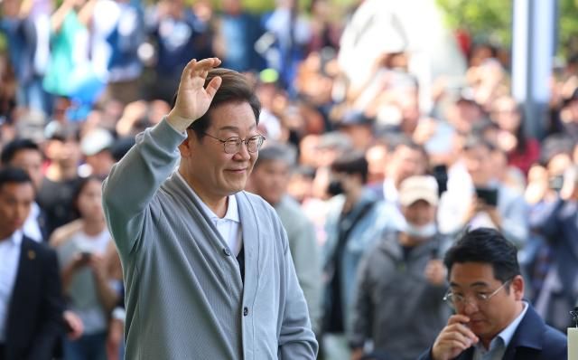 남도문화벨트 골목골목 경청투어에 나선 이재명 더불어민주당 대선 후보가 11일 전남 해남군 해남읍 군민광장을 방문해 연설에 앞서 지지자들에게 인사를 하고 있다 사진연합뉴스