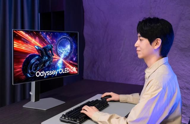 삼성전자 모델이 세계 최초 500㎐ 초고주사율이 적용된 OLED 게이밍 모니터 오디세이 OLED G6를 체험하고 있다 사진삼성전자