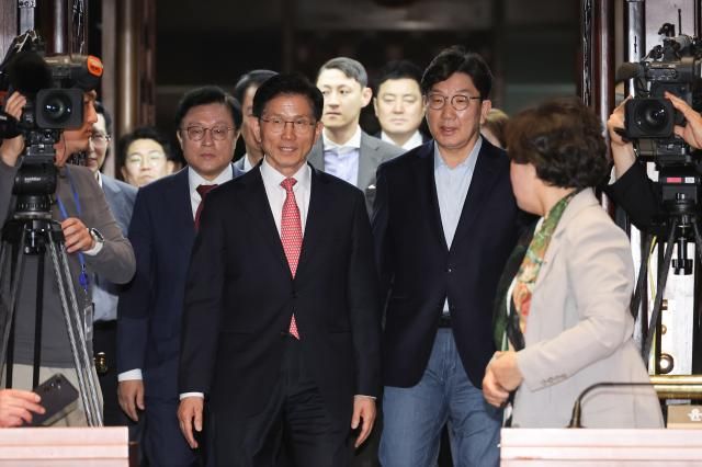 김문수 국민의힘 대선 후보가 11일 서울 여의도 국회에서 열린 의원총회에 참석하고 있다 오른쪽은 권성동 원내대표 사진연합뉴스