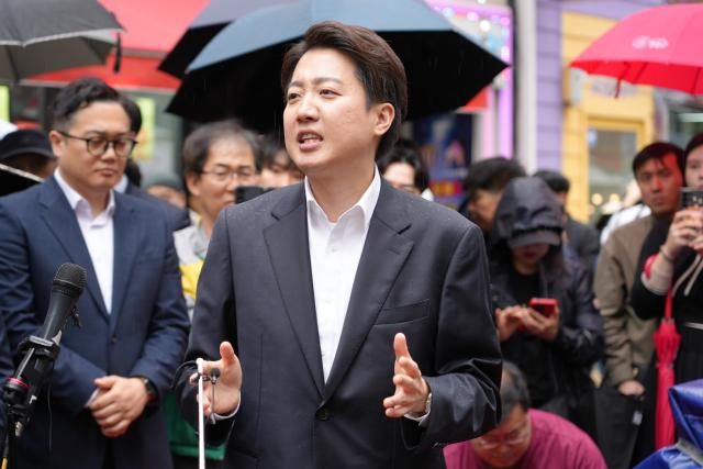 이준석 개혁신당 대선 후보가 지난 10일 대구 동성로에서 열린 거리버스킹 현장을 찾아 지지자 및 시민들에게 발언하고 있다 사진연합뉴스