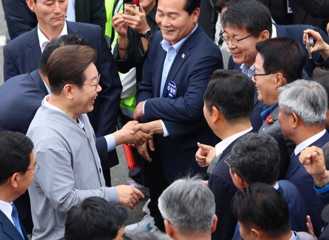 남도문화벨트 골목골목 경청투어에 나선 더불어민주당 이재명 대선 후보가 11일 전남 화순군 화순읍에 도착해 박지원 공동선거대책위원장을 비롯한 의원들과 인사를 하고 있다 사진연합뉴스