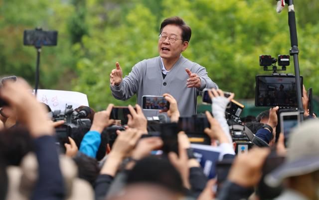 남도문화벨트 골목골목 경청투어에 나선 더불어민주당 이재명 대선 후보가 11일 전남 화순군 화순읍을 방문해 연설을 하고 있다 사진연합뉴스