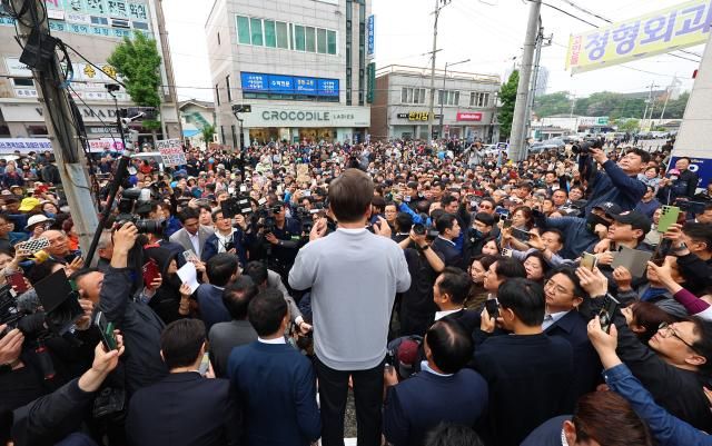 11일 전남 화순군 화순읍 중앙로가 남도문화벨트 골목골목 경청투어에 나선 더불어민주당 이재명 대선 후보의 연설을 듣는 주민들로 가득 차 있다 사진연합뉴스