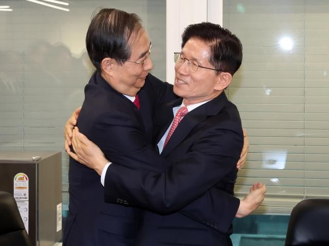 김문수 국민의힘 대선 후보와 한덕수 전 예비후보가 11일 서울 여의도 국민의힘 대선후보 사무실에서 회동에 앞서 포옹하고 있다 사진연합뉴스