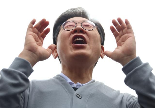 남도문화벨트 골목골목 경청투어에 나선 더불어민주당 이재명 대선 후보가 11일 전남 화순군 화순읍을 방문해 연설을 하고 있다 사진연합뉴스