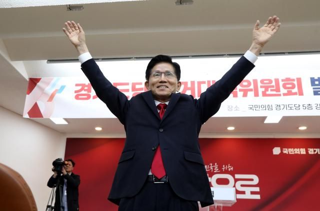 김문수 국민의힘 대선 후보가 지난 9일 경기도 수원시 장안구 경기도당에서 열린 경기도당 선거대책위원회 발대식에서 승리를 다짐하며 당원들을 향해 인사하고 있다 사진연합뉴스
