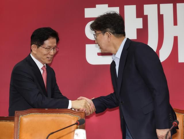 김문수 국민의힘 대선 후보가 11일 서울 여의도 국회에서 열린 중앙선거대책위원회 회의에서 권성동 원내대표와 악수하고 있다 사진연합뉴스