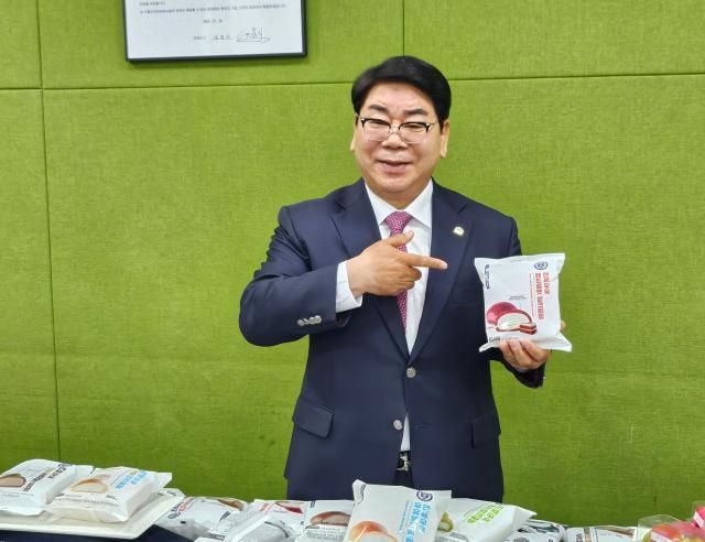 김영식 푸드코아 대표가 8일 경기 안성시 공장에서 ‘연세우유 생크림빵’을 소개하고 있다 사진정연우 기자