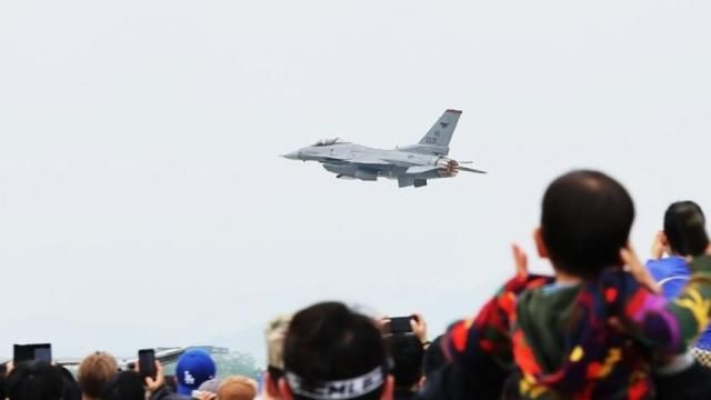 11일 경기도 평택시 주한미공군 오산기지에서 열린 오산 에어 파워 데이 2025에서 미태평양공군 F-16 전투기가 특수비행을 선보이고 있다 2025511 사진연합뉴스