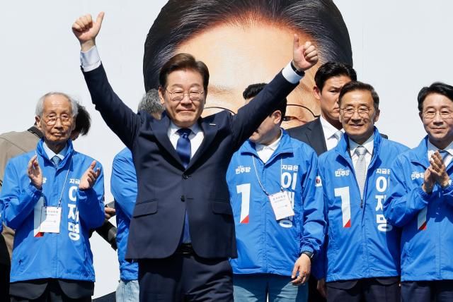 이재명 더불어민주당 대선 후보가 6·3 대통령선거 공식 선거운동 첫날인 12일 빛의 혁명을 상징하는 공간인 서울 광화문 청계광장에서 첫 유세를 시작하며 두 팔을 번쩍 들고 있다 2025512 사진연합뉴스 공동취재