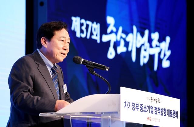 김기문 중소기업중앙회장이 12일 중기중앙회 KBIZ홀에서 차기정부 중소기업 정책방향 대토론회에 참석해 발언하고 있다 사진중기중앙회