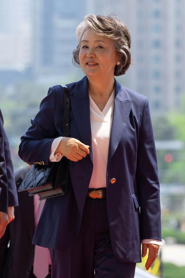 김정숙 여사가 4월 25일 오후 서울 여의도 국회에 들어서고 있다 사진유대길 기자