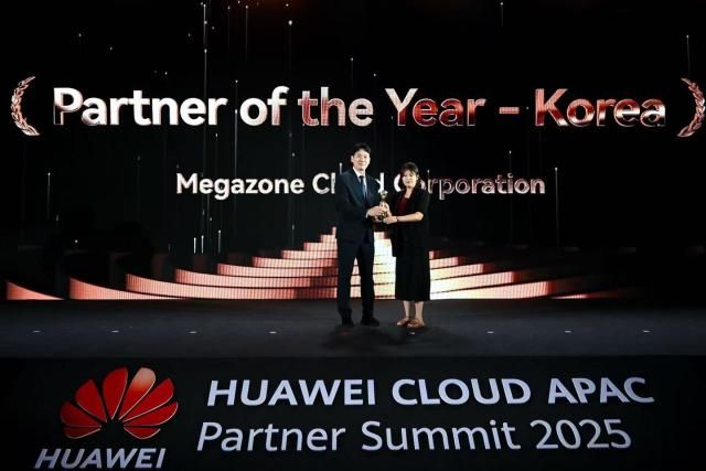 화웨이 클라우드 APAC 파트너 서밋 2025 올해의 파트너 시상식에서 메가존클라우드 선종윤 그룹장왼쪽이 화웨이 클라우드 코리아 파트너 디렉터 에리카 임으로부터 트로피를 받고 있다 사진메가존클라우드 