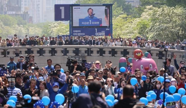 6·3 대통령선거 공식 선거운동 첫날인 12일 서울 광화문 청계광장에서 열린 더불어민주당 이재명 대선 후보의 출정식 및 첫 유세에서 유권자들이 후보 연설을 듣고 있다 사진연합뉴스