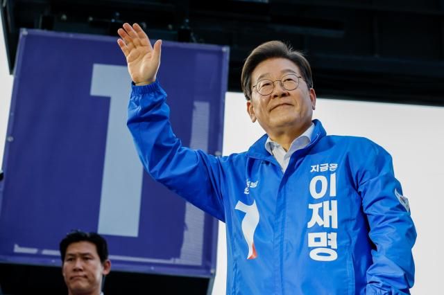 더불어민주당 이재명 대선 후보가 12일 대전광역시 으느정거리 스카이로드에서 열린 유세에서 대전 시민들에게 인사하고 있다 2025512 사진연합뉴스 공동취재